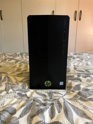 HP Pavilion Gaming Desktop - Nu har vi fått in en vara som inte är ett klädes plagg men hjälper kompisen att så sålt det🤩 Det är rn HP Pavilion Gaming Desktop i svart, utrustad med flera USB-portar, kortläsare och hörlursuttag på framsidan. Intel Inside sticker indikerar Intel-processor. Baksidan har HDMI, DVI, flera USB-portar och ljudutgångar. Skicket ser mycket bra ut utan synligt slitage. Kom privat för mer specifik info! MVH Archive Dept.