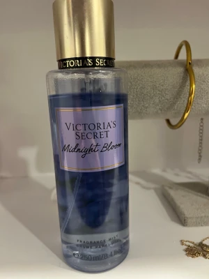 Victoria's Secret Midnight Bloom mist - Fräsch och trendig body mist från Victoria's Secret. Midnight Bloom ger dig en lätt och uppfriskande känsla. Volym: 250 ml.