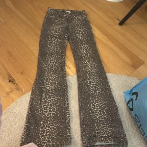 Leopardmönstrade bootcut jeans - Säljer ett par snygga jeans från Nelly