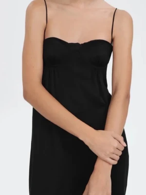 Svart festklänning - Säljer en svart bandeau klänning med tunna axelband och lätt glansig satinfinish. Toppen har en formad byst och faller rakt ner med en luftig passform. Nypris 1080, endast använd en gång