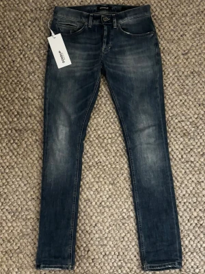 HELT NYA Dondup george 29 - Säljer dessa helt nya dondup george i den nyaste modellen då de inte passar! Storlek 29 med goa diskreta slitningar. Helt nya och kvitto finns. Bara o skriva vid frågor eller bilder!😁