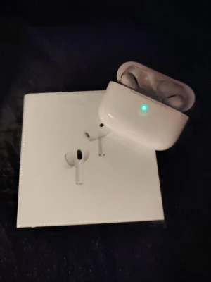 AirPods Pro (2nd generation) med MagSafe-laddningsetui (USB-C) - Säljer ett par AirPods Pro (2nd generation) med MagSafe-laddningsetui (USB-C). Komplett med originalförpackning, laddningskabel och tillbehör. Hörlurarna och etuiet ser ut att vara i nyskick utan synligt slitage. Aktiv brusreducering och hög ljudkvalitet. Perfekt för både musik och samtal. Passar också väldigt bra som en present eller gåva till familj eller vänner. 