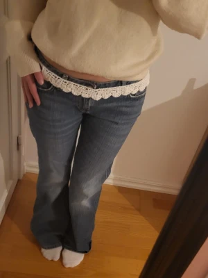 Bälte/skärp - virkad - Virkat bälte / skärp med volanger, gjord av mig! 100% bomull. 110 cm lång😊 (skriv ifall annat mått önskas)