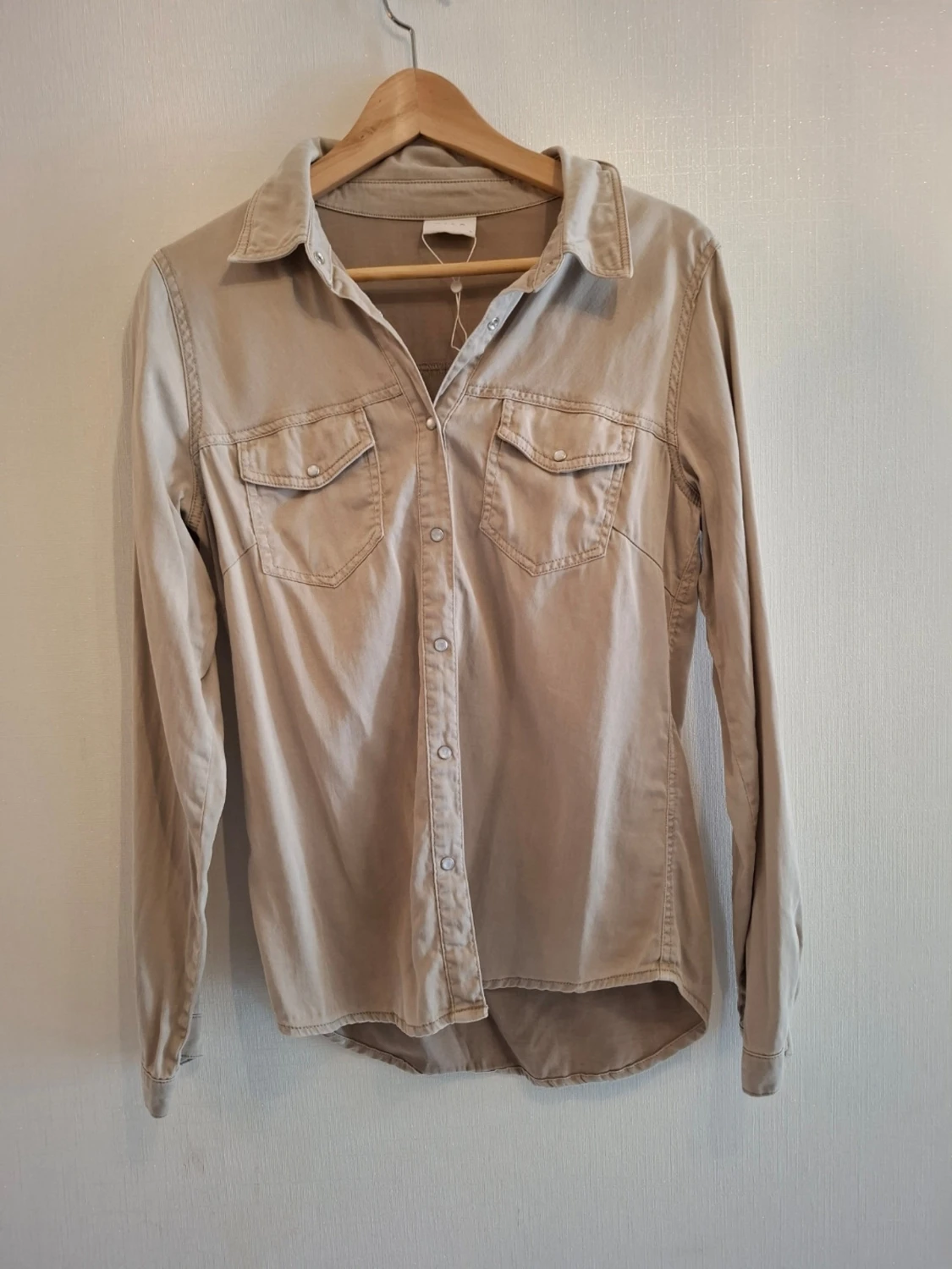 Beige skjorta med knappar från Vila