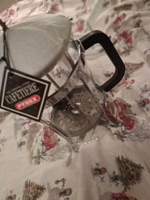 Pyrex Kaffepress / French Press – Oanvänd i originalförpackning - Säljer en Pyrex kaffepress (French press) i helt nyskick. Aldrig använd – endast uppackad för fotografering. * Originalförpackning * Instruktionsblad medföljer * Glas i Pyrex (tåligt värmebeständigt glas) * Måttsked medföljer * Kan pressa upp till 12 koppar kaffe * 1, 5 liter  * Klassisk och stilren design * Perfekt för kaffe eller te Mycket fin kvalitet och en tidlös modell som passar både vardag och present. Vid övriga frågor skicka gärna meddelande. Lämnar god omdömen om köparen gör det!