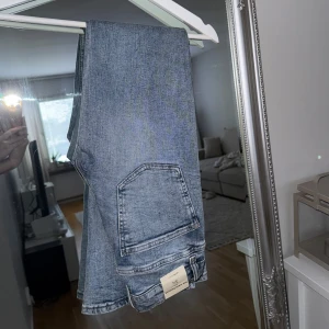 Jeans - Nya med lappar, low waist bootcut men tycker själv den är lite mer mid waist 🌸