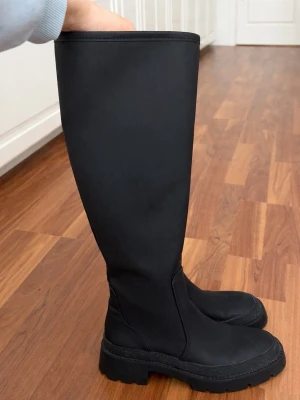 Svarta boots  - Säljer dessa boots från Zara, endast använda två gånger. Bra stövlar som är sköna att gå i även under en hel kväll😍