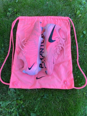 Nike Phantom GX - Säljer ett par riktigt fina Nike Phantom GX Elite då dom tyvärr inte passar. Storlek 42,5 och skorna är i riktigt bra skick!  Påsen följer självklart med! Hör av er vid frågor!