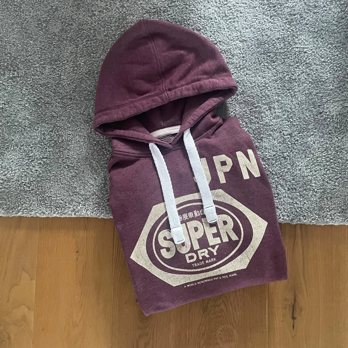 Vinröd Superdry hoodie