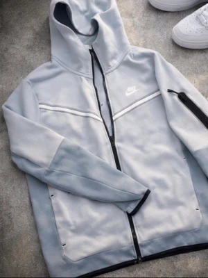 Nike-tech  blå - Bor i Handen