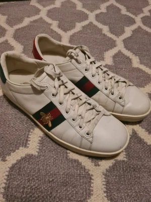 Gucci ace bee - Snygga Gucci Ace bee sneakers I storlek 40. Mycket bra skick. Endast skor medföljer. Hör av dig vid frågor😊