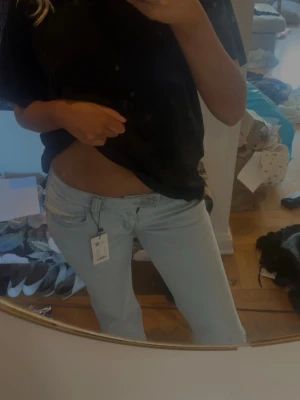 Low waist bootcut jeans - Säljer ett par ljusblå jeans. Jeansen har låg midja, slutsålda och aldrig använda🤍