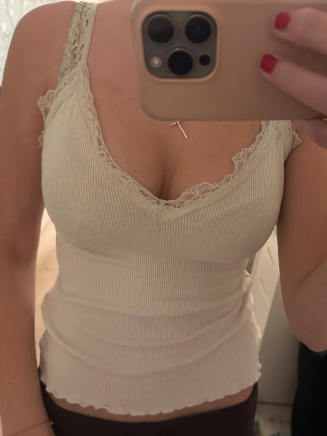 Ribbad vit linnetopp med spets