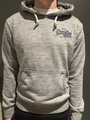Superdry hoodie - Super snygg Superdry i grå färg. Storlek m passar dig runt 175-180