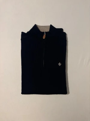 Morris Halvzip - mörkblå - Tjena! Säljer nu denna helt nya Morris halvzipen. Aldrig använd. Endast testad. Storlek S, färgen är mörkblå vid frågor kontakta gärna. 