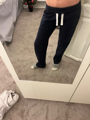 Mörkblå mjukisbyxor med snörning - Säljer dem här fina russemerch byxorna som är i fint skick! Är i storlek XXS och tyvärr är lappen bortklippt. Jag är 1, 55 och de är lite för korta. Hör av er om ni har frågor eller om något mått behövs! Tänker inte sälja för under 300.