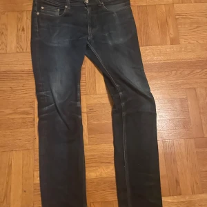 Acne studio jeans - Mörk blåa acne jeans, bara att skriva ifall funderingar. 30/32
