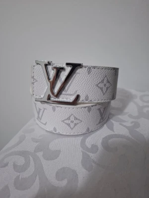 Vit Louis vuitton bälte  - Helt nytt bälte, flera bälte finns på min konto!