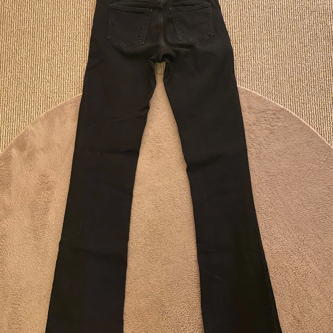 Snygga svarta bootcut jeans - 2
