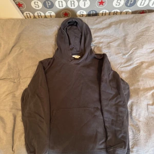 Mörkgrå Hoodie - En enkel vanlig Hoodie från H&M. Size 158-164cm. Bra skick, har inte använt så mycket. 