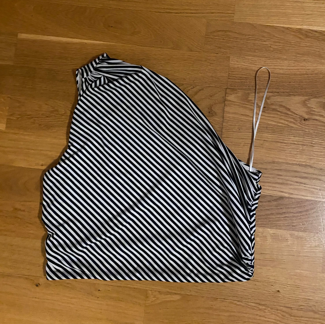 Randig one shoulder topp i svartvitt - 3