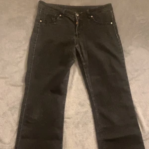 Svarta raka jeans - Svarta jeans med klassisk femficksdesign och raka ben. Byxorna har normal passform och stängs med knapp och dragkedja. Perfekta för en stilren och enkel look.