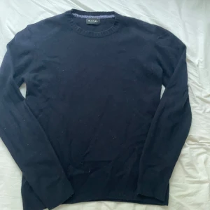 Mörkblå stickad cashmir tröja från Sand - Säljer en stilren mörkblå kashmir stickad tröja från Sand Copenhagen. Tröjan har rund halsringning, långa ärmar och en klassisk passform. Perfekt att matcha med jeans  för en clean look. Tröjan är perfekt nu inför hösten och vintern och värmer upp en också superskönt material. Nypris 2300. Mitt pris inte hugget i sten