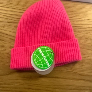 Rosa stickad mössa från From Future - Snygg och färgstark rosa mössa från From Future.