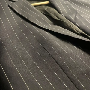 Oanvänd kavaj J.Lindeberg - Oanvänd kavaj kritstreck Navy. Ull från https://vitalebarberiscanonico.com  Srl. 48  /  M