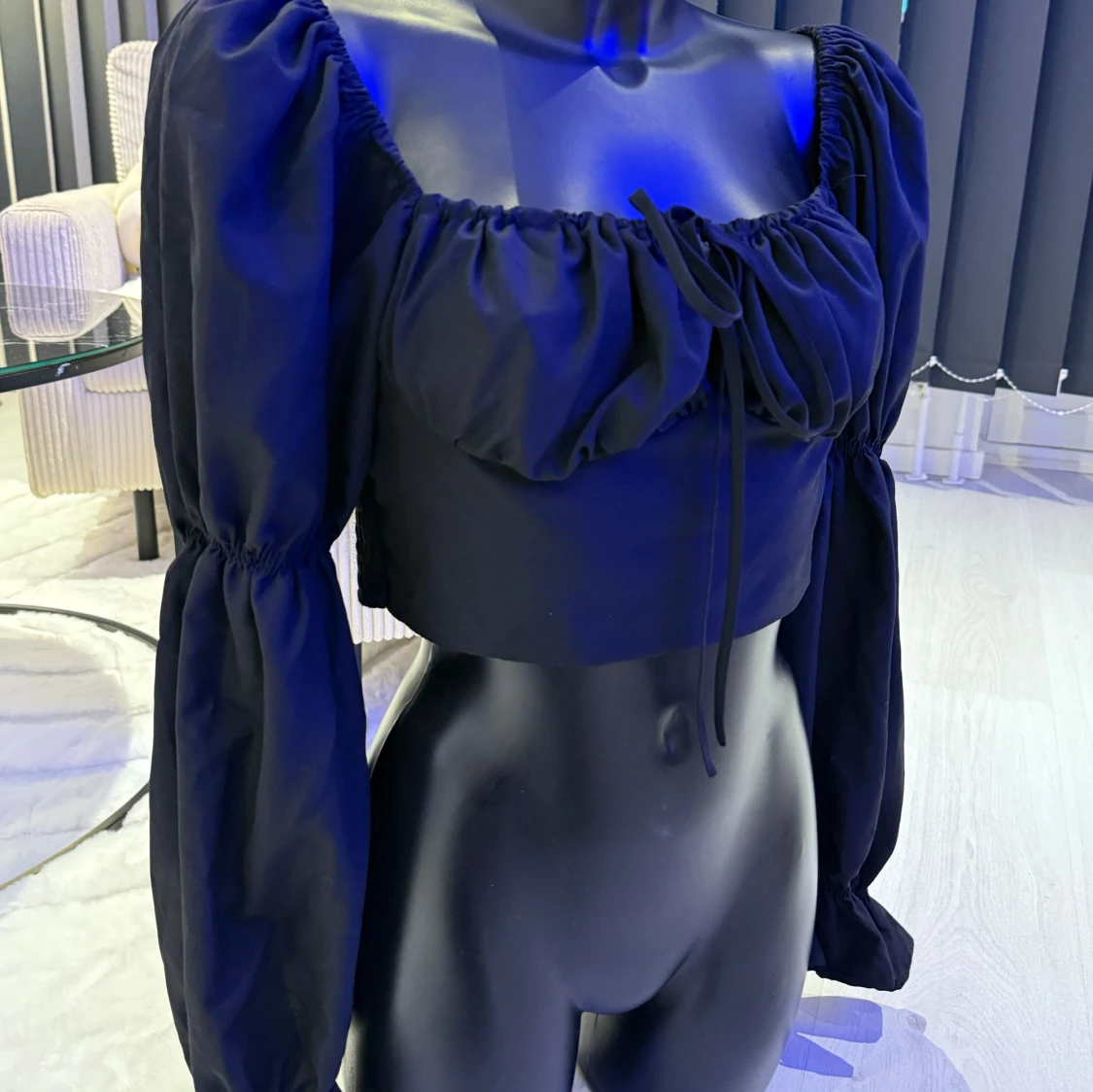 Svart croppad blus med puffärmar - 2