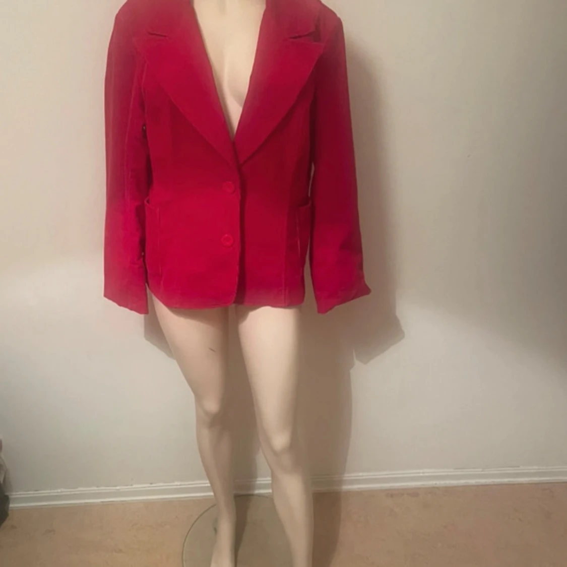 Röd manchesterkavaj med knappar