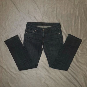 Nudie jeans - Tja! Säljer ett par mörkblå Nudie Jeans i nyskick, storlek W26. Perfekta om du vill ha ett par fräscha jeans med bra passform. Hör av dig om du har frågor eller funderingar!