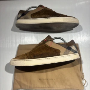 Burberry skor - Hej! Säljer nu mina skor från märket Burberry , storlek 42 bra skick, allt på bilden ingår. Tveka inte på att höra av dig om du har frågor eller funderingar kring skorna! 