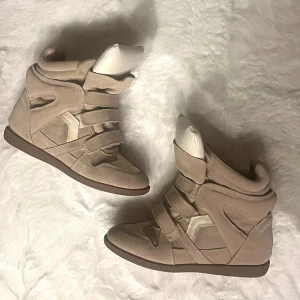 Wedge sneakers från Isabel Marant - Super söta isabel marant skor som tyvärr inte passar mig🥹 storlek 42 men passar 41. Köpta för ca 5000 och är knappt använda💕💕