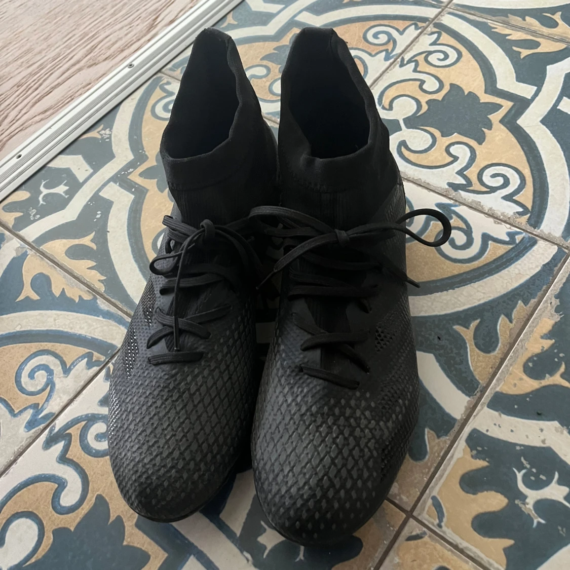 Svarta adidas fotbollsskor