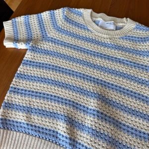 Kortärmad virkad tröja från SELECTED FEMME - Väldigt söt och fin grovvirkad tröja från SELCTED FEMME. Väldigt fint skick.  