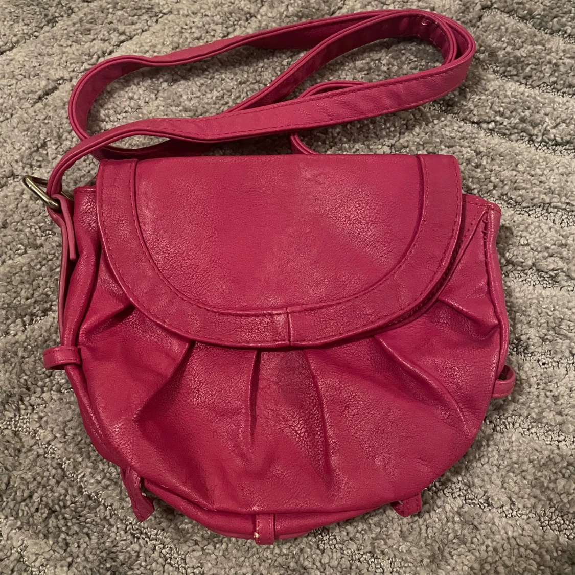 Rosa axelväska i syntet med dragkedja