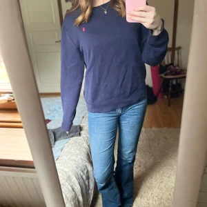 Mörkblå sweatshirt från Polo Ralph Lauren - Säljer denna ralph-lauren sweatshirt som knappt har täcken på användning. Användes endast under förra hösten. Köpt för 999 på kidsbrandstore❣️