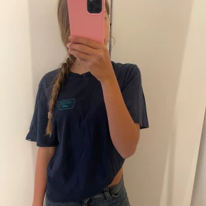Mörkblå Vans t-shirt  - Säljer en mörkblå t-shirt från Vans i 100% bomull. Skön tröja att bara ha☺️