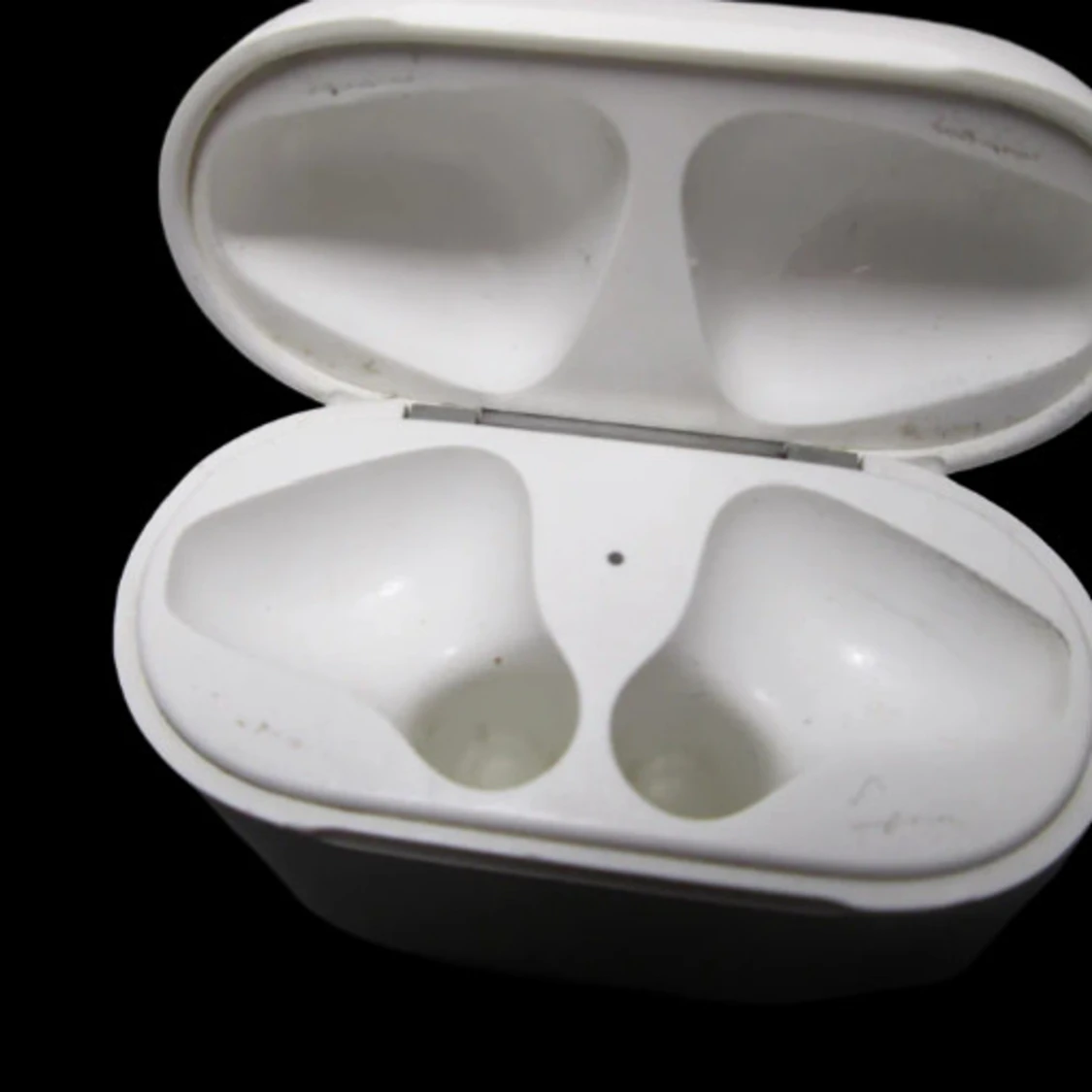 Apple AirPods (2nd Gen, 2019) – Fungerar bra (Slitet skick) - 2