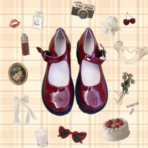 Vinröda Mary Janes - Snygga vinröda Mary Janes, använd några gånger! Lackade 