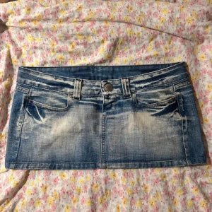 Blå jeanskjol från Replay - Jeanskjol, köpte den för inte så länge sedan på Plick men säljer den för att den tyvärr är lite för stor för mig och jag gillar inte färgen på den. Jag har bara använt den typ 3-4 gånger så jag har inte använt den så mycket förut, men den ser ut att vara i bra skick. Köpte den här kjolen för en hel del faktiskt 😭😭 så jag försöker definitivt få ut det mesta av den.  Mått: Midja 43 cm rakt över ✌️ Längd 26 cm 