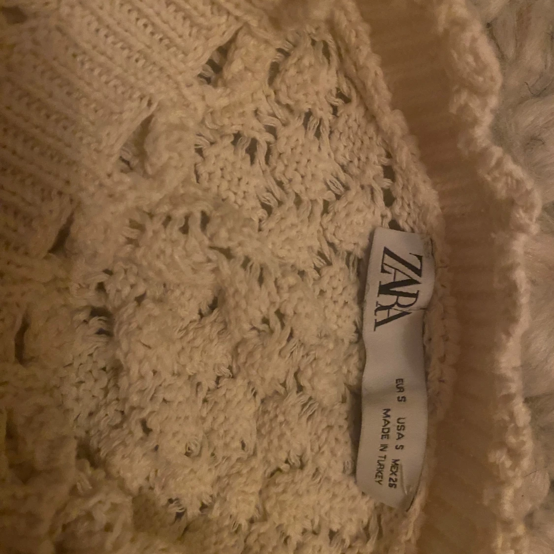 Beige stickad blus med volang från Zara - 1