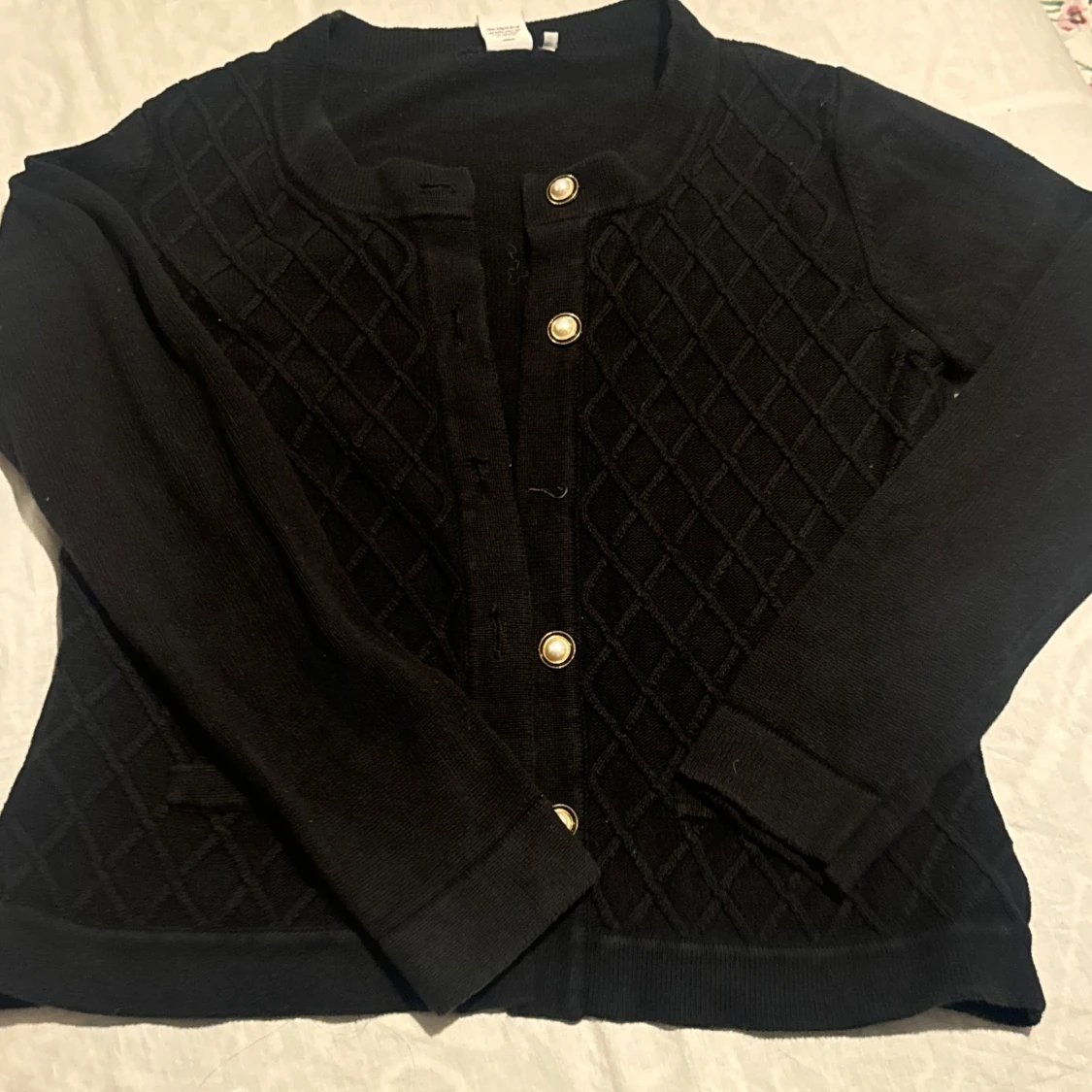 Svart kofta med guldknappar
