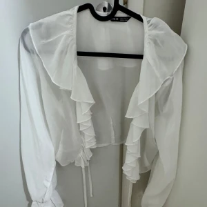 Vit blus  - En vit blus i stl S säljs för 100 kr. 