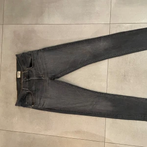 Tiger of sweden jeans - Säljer ett par riktigt snygga grå jeans från tiger of sweden med klassisk femficksdesign och snyggt tvättad finish.  perfekta för dig som gillar  en clean snygg outfit. Materialet är mjukt och stretchigt jeans. Storlek är W33 L34 och sitter ganska bra på en kille som är cirka 185. Perfekt skick! Priser är ej hugget i sten! Hör av dig vid minsta lilla fundering eller om mer bilder!🤩