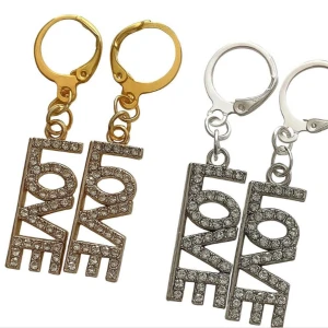 LOVE örhängen. - Snygga örhängen i guld- och silverfärg med hängande texten 'LOVE' täckt av glittrande strass. Perfekta för att ge din look extra bling och attityd. Finns både i guld och silver, med rektangulär form och tydlig text. SKRIV I DM VILKEN FÄRG
