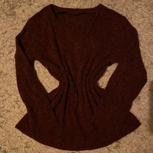 Superfin vinröd stickad tröja - Jättefin och skön röd stickad. Inga håll, fläckar eller nåt. Står inte strl men skulle säga S. 