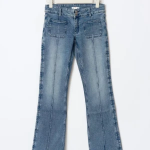 Blå bootcut jeans från Gina Tricot - Snygga ljusblå jeans från Gina Tricot i storlek 158. Modellen har bootcut-ben, klassiska fem fickor och dragkedja med knapp framtill. Jeansen är tillverkade i jeansmaterial och har en fräsch, ungdomlig vibe som passar perfekt till sneakers eller boots.. förlåt för dåliga bilder hör av er om ni vill ha fler elr bättre bilde