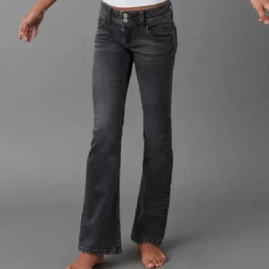 Svarta bootcut jeans Gina Tricot - Snygga svarta jeans från Gina Tricot i bootcut-modell. Jeansen har klassisk femficksdesign, dubbla knappar i midjan och kontrastsömmar. Materialet är mjukt denim som sitter skönt och passar perfekt till sneakers eller boots. . förlåt för dåliga bilder hör av er om ni vill ha fler elr bättre bilde